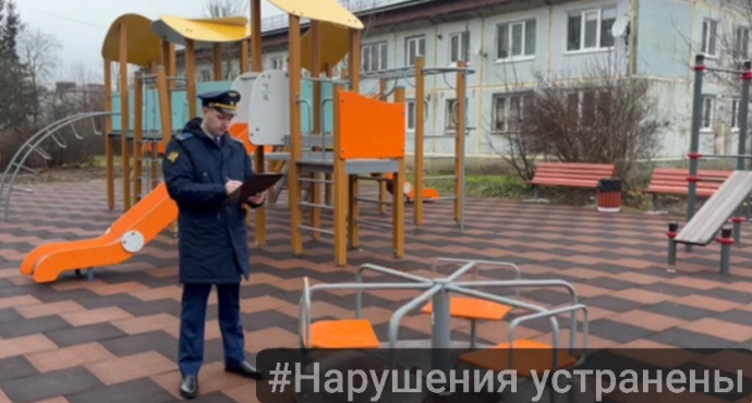 В Тульской области по требованию прокуратуры заменили опасную детскую площадку