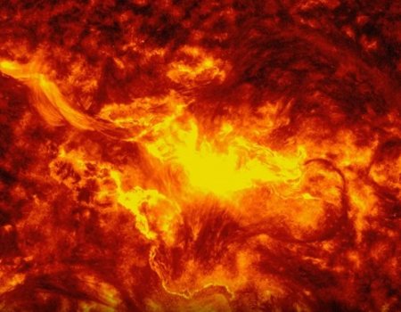 Солнце выбросило в сторону Земли мощный протуберанец