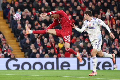 "Ливерпуль" одержал первую победу в пяти матчах в АПЛ, обыграв "Астон Виллу"