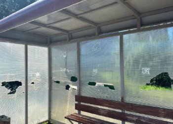 В Чигирях неизвестные испортили автобусную остановку