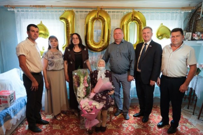 Работала на полях, рыла окопы: труженица тыла из Сергиевки отметила вековой юбилей