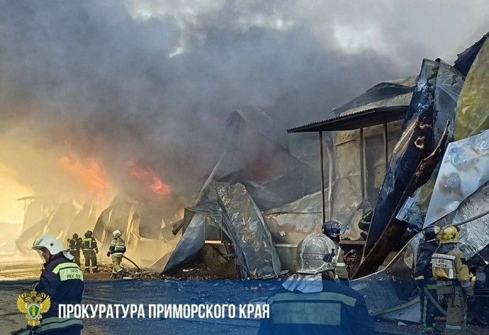 Огромный склад хозтоваров уничтожен огнём в Приморье