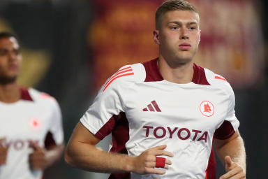 La Repubblica: "Милан" хочет обменять украинца Довбика у "Ромы"