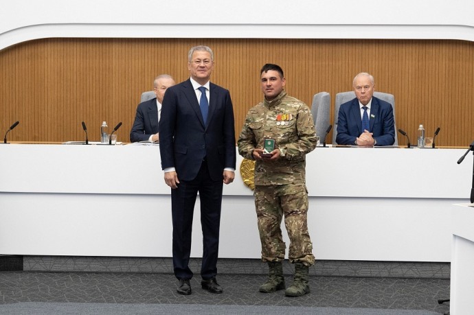 Радий Хабиров вручил орден участнику СВО Радий Хабиров вручил орден участнику СВО