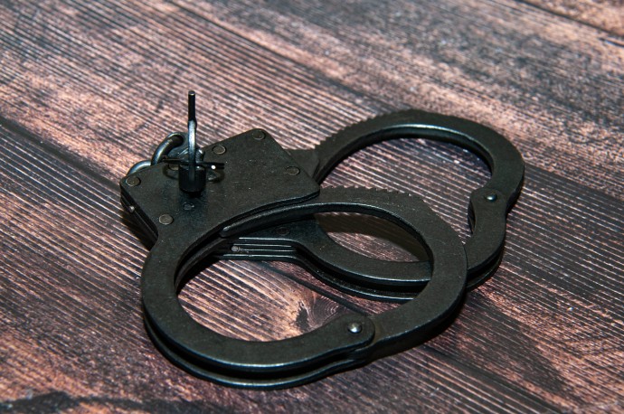 Упавшего с пятиметровой высоты на работе строителя арестовали за мат в метро Москвы