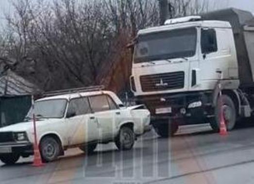 Жесткое ДТП на улице Аустрина в Пензе: грузовик врезался в легковушку