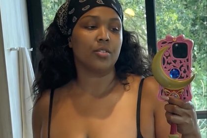 Плюс-сайз-рэперша Lizzo в белье показала результат похудения