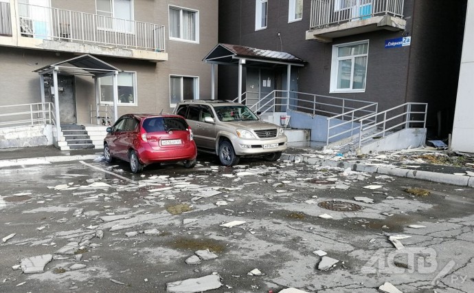 В Южно-Сахалинске по факту падения наледи с крыши дома на ребёнка возбуждено уголовное дело
