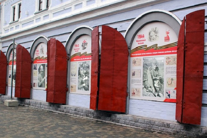 В окнах на Спасской появились письма фронтовиков