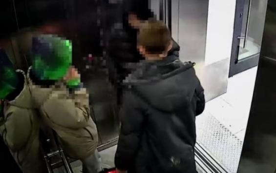 В Курске полиция установила личности 13-ти подростков, хулиганивших в ЖК на улице Энгельса