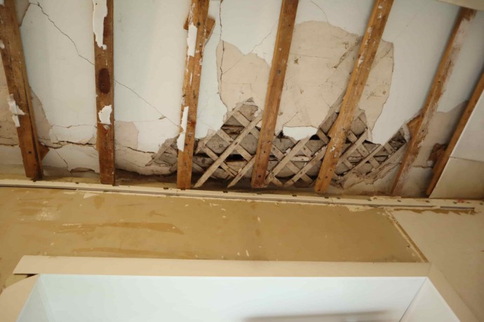 В Кирове семья живёт под протекающим потолком уже 10 лет