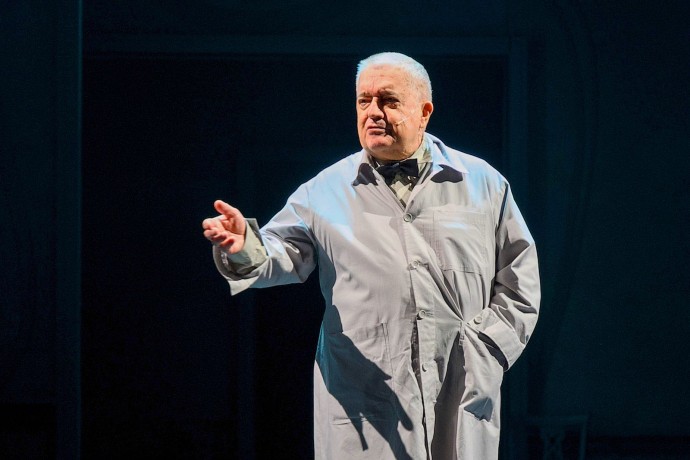 «Равнодушие — это паралич души». Премьера «Скучной истории» в Театре имени Маяковского