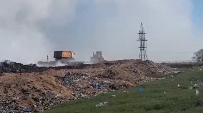 На севере Астраханской области несколько дней горит мусорный полигон