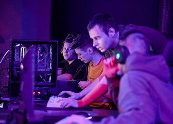 Кубок фиджитал-турнира «Газпром переработка Благовещенск» разыграли молодые работники и студенты АмГУ Кубок фиджитал-турнира «Газпром переработка Благовещенск» разыграли молодые работники и студенты АмГУ