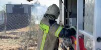 Астраханские полицейские эвакуировали пожилую женщину и детей из зоны пожара в Приволжском районе