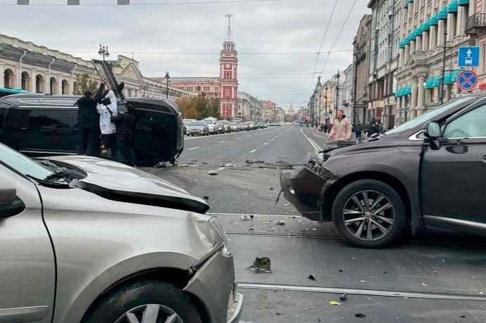 В Петербурге на Невском проспекте произошло массовое ДТП
