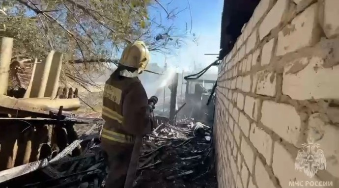 В Астрахани из-за пылающего сухостоя сгорели две хозпостройки В Астрахани из-за пылающего сухостоя сгорели две хозпостройки
