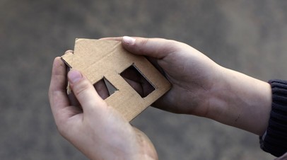 «Известия»: для детей-сирот смягчат условия получения жилищного сертификата