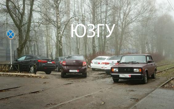 В Курске водителей снова уличили в парковке на газонах и трамвайных путях