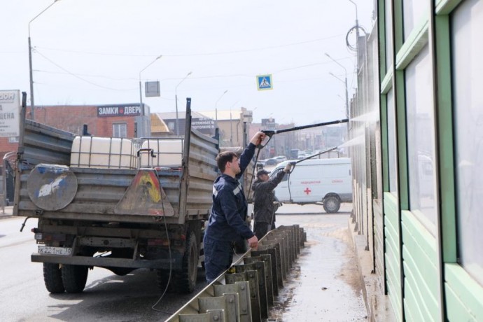 Шумовые экраны на Милицейском мосту Астрахани отмыли от скопившейся грязи