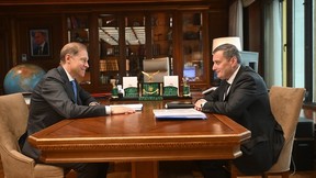 Денис Мантуров встретился с губернатором Курской области Александром Хинштейном Денис Мантуров встретился с губернатором Курской области Александром Хинштейном