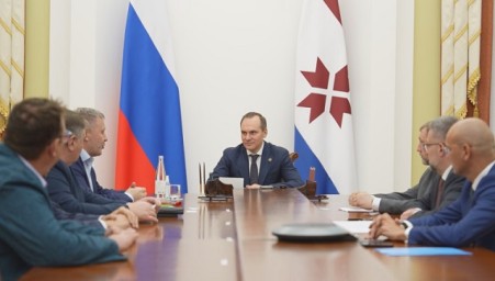 Артем Здунов провел встречу с руководством АО «Фирма «Август»