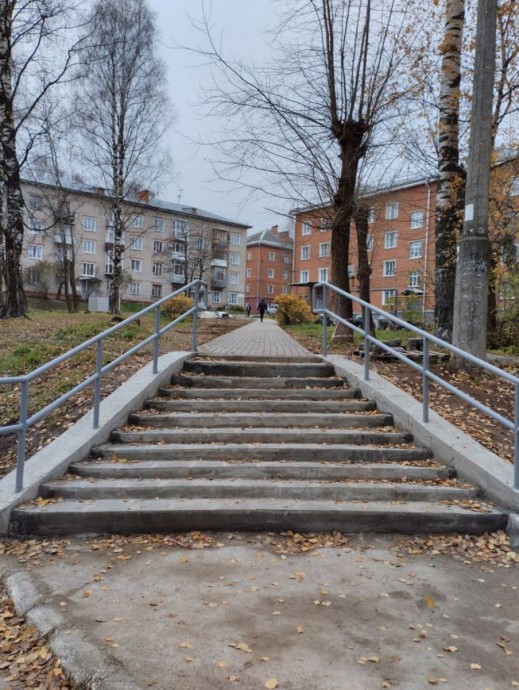 В Кирово-Чепецке завершили ремонт лестницы и тротуара В Кирово-Чепецке завершили ремонт лестницы и тротуара