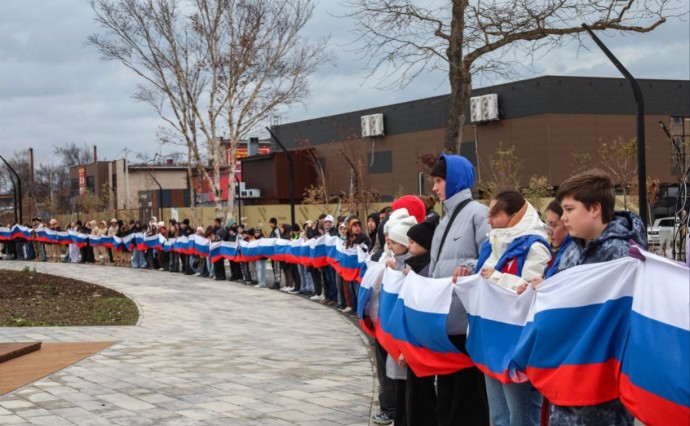 В единстве наша сила: в Корсакове развернули российский флаг длиной около 100 метров В единстве наша сила: в Корсакове развернули российский флаг длиной около 100 метров