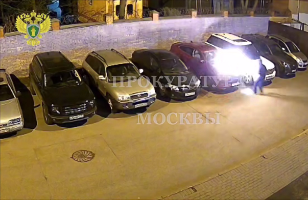 Неизвестный поджёг машину во дворе жилого дома на востоке Москвы