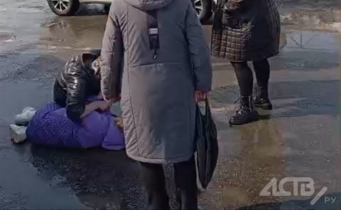 Момент наезда внедорожника на девочку в Охе попал на видео