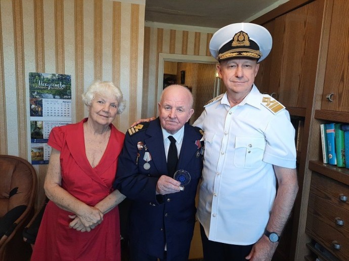 Девяностолетнего ветерана FESCO наградили к 80-летию Победы Девяностолетнего ветерана FESCO наградили к 80-летию Победы