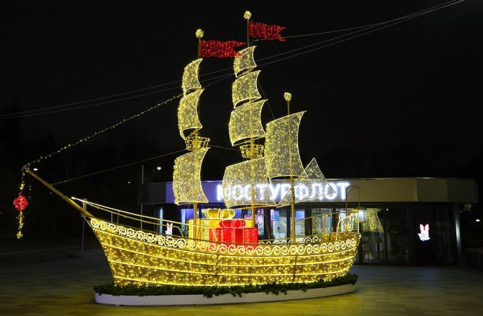 Сказочные фрегаты с подарками украсили речные вокзалы Москвы