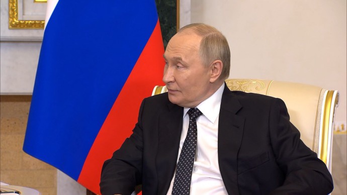 В рамках ПМЭФ-2025 Владимир Путин встретился с президентом Индонезии Прабово Субианто