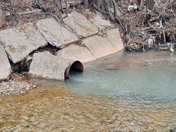 Владивосток задыхается: канализация год вытекает в Чёрную речку Владивосток задыхается: канализация год вытекает в Чёрную речку