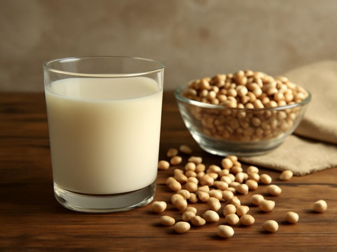 Соевое молоко содержит полноценный белок, подходящий для вегетарианцев и веганов Соевое молоко содержит полноценный белок, подходящий для вегетарианцев и веганов