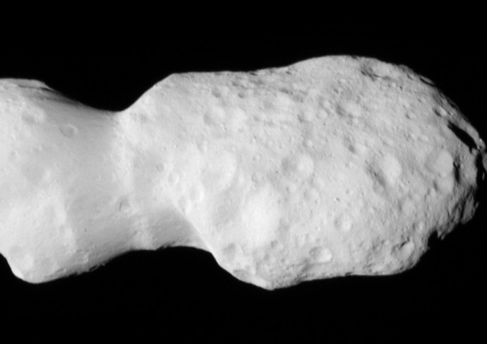 Зонд NASA «Люси» сфотографировал астероид странной формы