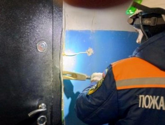 В Пензе спасатели вскрыли квартиру на улице Калинина