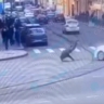 Мужчина на моноколесе едва не погиб на Лиговском проспекте, пытаясь проскочить перед иномаркой