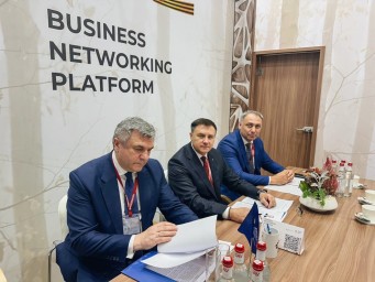 ПМЭФ-2025: Вице-губернатор Санкт-Петербурга Владимир Омельницкий провел встречу с директором Европейского регионального бюро Всемирной организации здравоохранения Хансом Клюге