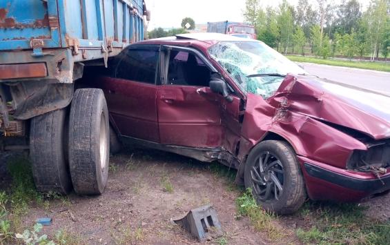 В Медвенке водитель «Ауди» пострадал после столкновения с грузовиком