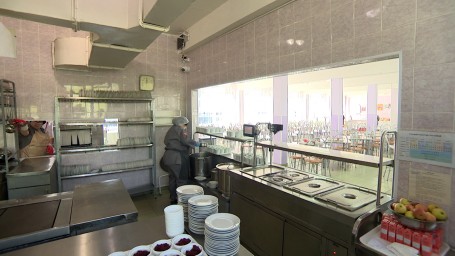 Как нейросети помогают следить за работой персонала в школьных столовых в Колпинском районе