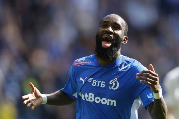 Нгамалё покинет "Динамо" из-за плохих отношений с Карпиным Нгамалё покинет "Динамо" из-за плохих отношений с Карпиным