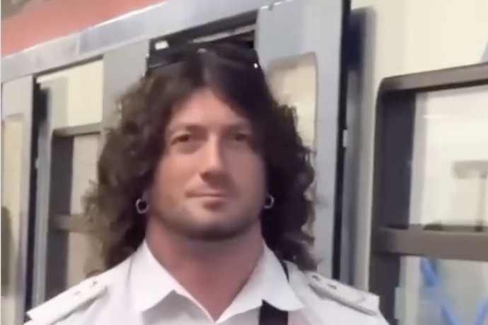 Машинист метро Кирилл влюбил в себя москвичек и признался, что не женат Машинист метро Кирилл влюбил в себя москвичек и признался, что не женат