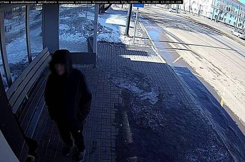 В Благовещенске камера сняла, как мужчина разбил бутылкой стекло остановки