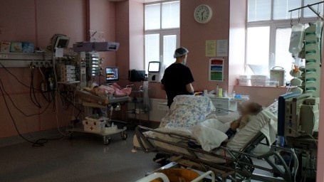 В Педиатрическом университете спасают жизнь юной петербурженки после падения с балкона