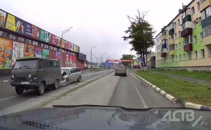 "Субарик" мощно влетел в "буханку" в Долинске – момент попал видео