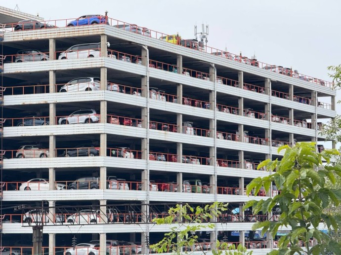 Новый утильсбор на мощные иномарки перенесен. Пока на месяц – правительство РФ