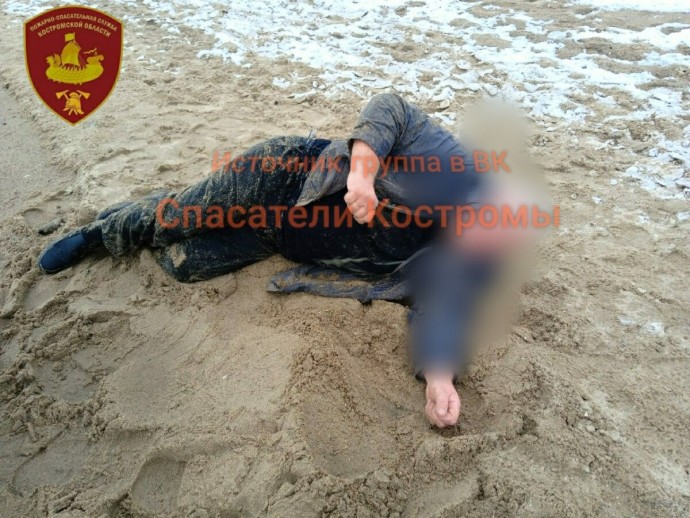Оделся по погоде: костромич купался в Волге в бушлате и сапогах