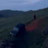 Чудом не улетел вниз: водитель внедорожника застрял на опасном косогоре в Приморье