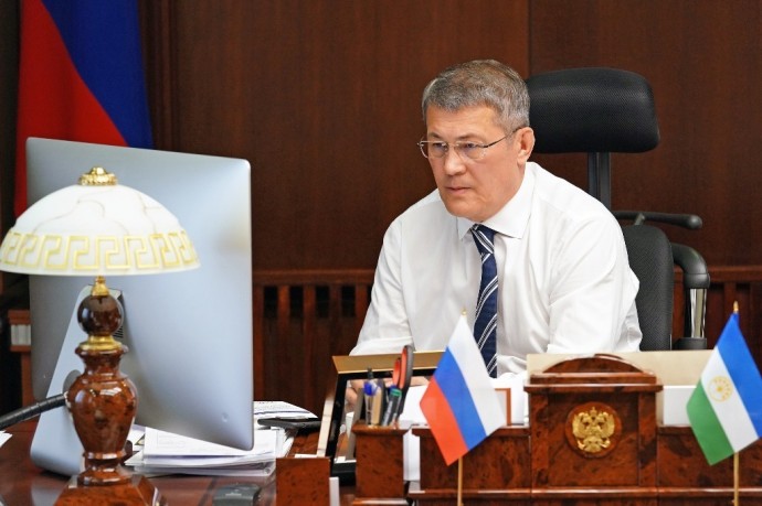 Радий Хабиров предложил необычное решение для спасения неблагополучных семей